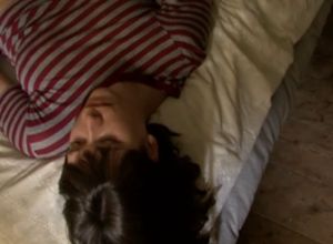 Молодая перед сном киску мастурбирует